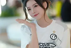 《英雄联盟》骆歆穿新IG队服亮相 漂亮又可爱