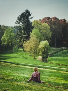 静谧时光 女孩与自然的和谐共处 高清手机壁纸
